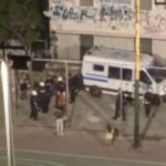 Εξάρχεια: Αστυνομικοί χτύπησαν και συνέλαβαν πατέρα γιατί έπαιζε μπάσκετ με τα παιδιά του στου Στρέφη(βίντεο)
