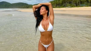 Νικόλ Σέρζινγκερ_Οι σέξι πόζες με λευκό μπικίνι σε εξωτική παραλία_Nicole_Scherzinger_0