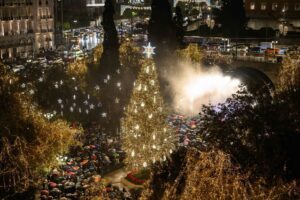 Ομορφότερη και από την Νέα Υορκη η Χριστουγεννιάτικη Αθήνα – Πανέμορφος ο στολισμός στο Σύνταγμα