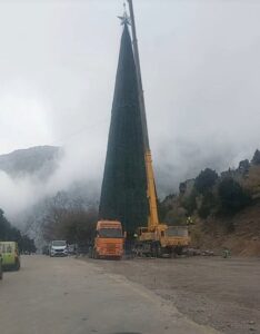 Το ψηλότερο χριστουγεννιάτικο δέντρο στήν Ευρώπη ύψους 45 μέτρων στόν Ομαλό στήν είσοδο τού φαραγγιού Σαμαριάς!!