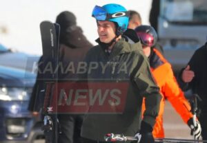 ΜΗΤΣΟΤΑΚΗΣ_Ο πρωθυπουργός γύρισε από τις Βρυξέλλες; Γύρισε κούκλα μου, αλλά δεν ήρθε Αθήνα, πήγε Καλάβρυτα.