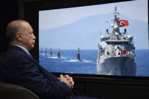 ο Ερντογάν στην αίθουσα επιχειρήσεων της MiT, παρακολουθεί σε γιγαντοοθόνη το Turkaegean