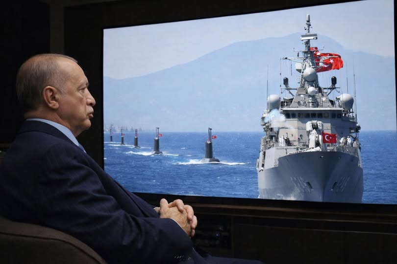 ο Ερντογάν στην αίθουσα επιχειρήσεων της MiT, παρακολουθεί σε γιγαντοοθόνη το Turkaegean